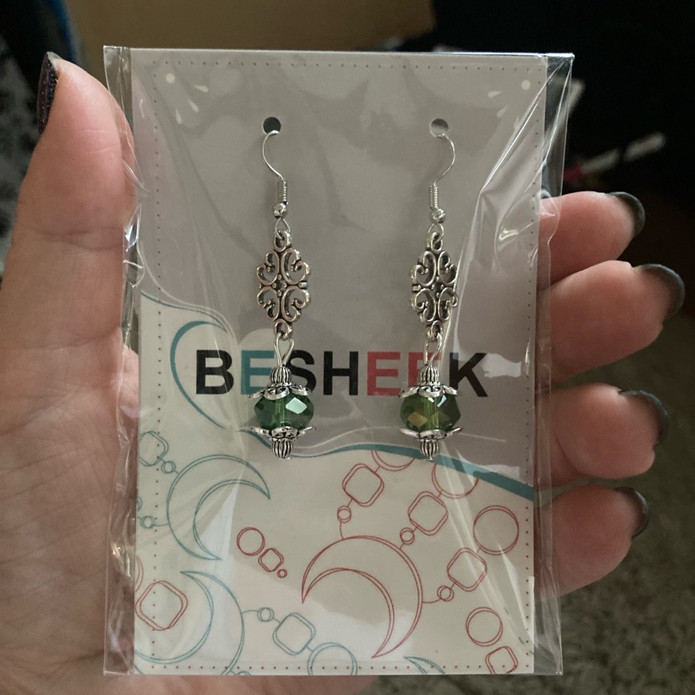 Green crystal and silvertone clover drop earrings. NEW!